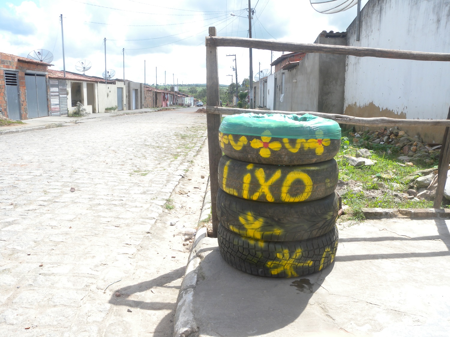 De acordo com a Associação Nacional de Indústria de Pneumáticos, em 2015, foram descartados 45,7 milhões de pneus.  A reutilização para servirem como lixeira contribui para evitar danos ambientais e à saúde (Foto: Ascom UFS Lagarto)