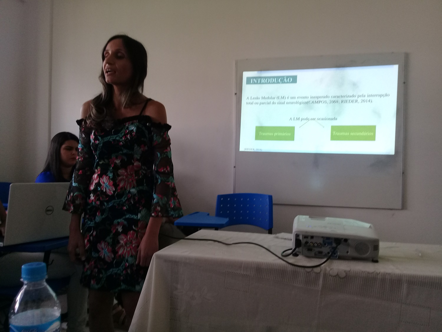 Simone na apresentação do TCC (Foto: colaboração professora Aristela de Freitas Zanona)