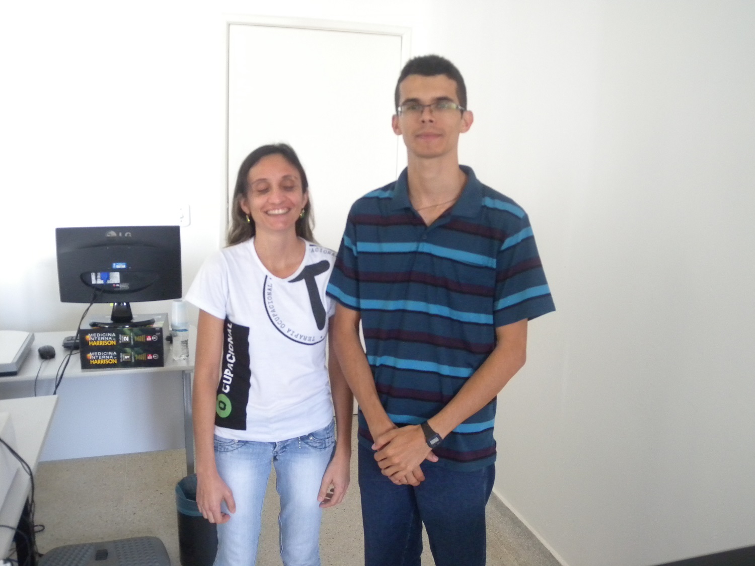 A estudante e o servidor Nilson Andrade, da Biblioteca, transcritor do Sistema Braile (Foto: Ascom UFS Lagarto)