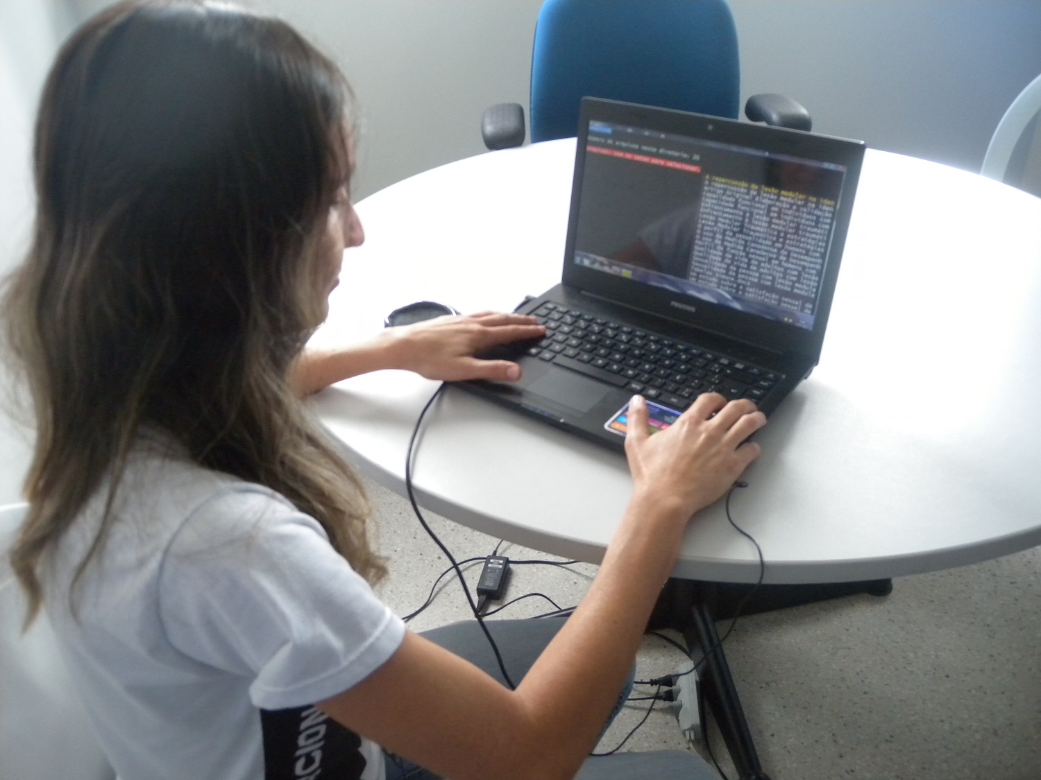 A aluna demonstra a utilização de um dos programas adaptados para acessar os conteúdos das disciplinas  (Foto: Ascom UFS Lagarto)