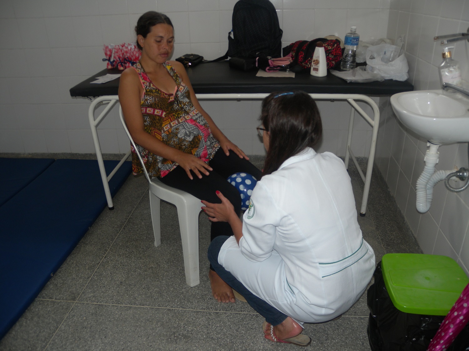 A aluna Lays Calheiros, do 3º ciclo, realiza sessão de exercícios para a gestante Carla Maria de Jesus Santos, grávida de 8 meses de Miguel