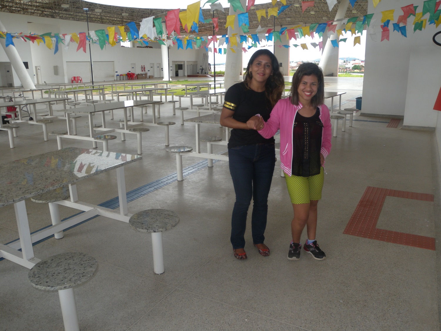 Da esquerda para a direita,a bolsista de apoio à inclusão, Marilena Ribeiro, do 1º ciclo de Terapia Ocupacional e  Geovânia Souza,do 1º ciclo de Nutrição (Foto: Ascom UFS Lagarto)