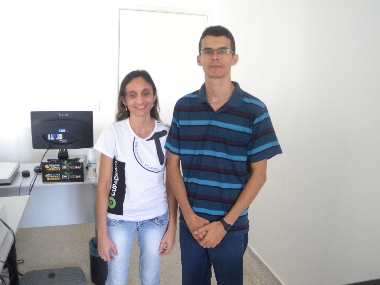 A estudante Simone de Almeida e o transcritor de sistema braille, José Nilson de Andrade dos Santos (Foto: Ascom UFS Lagarto)
