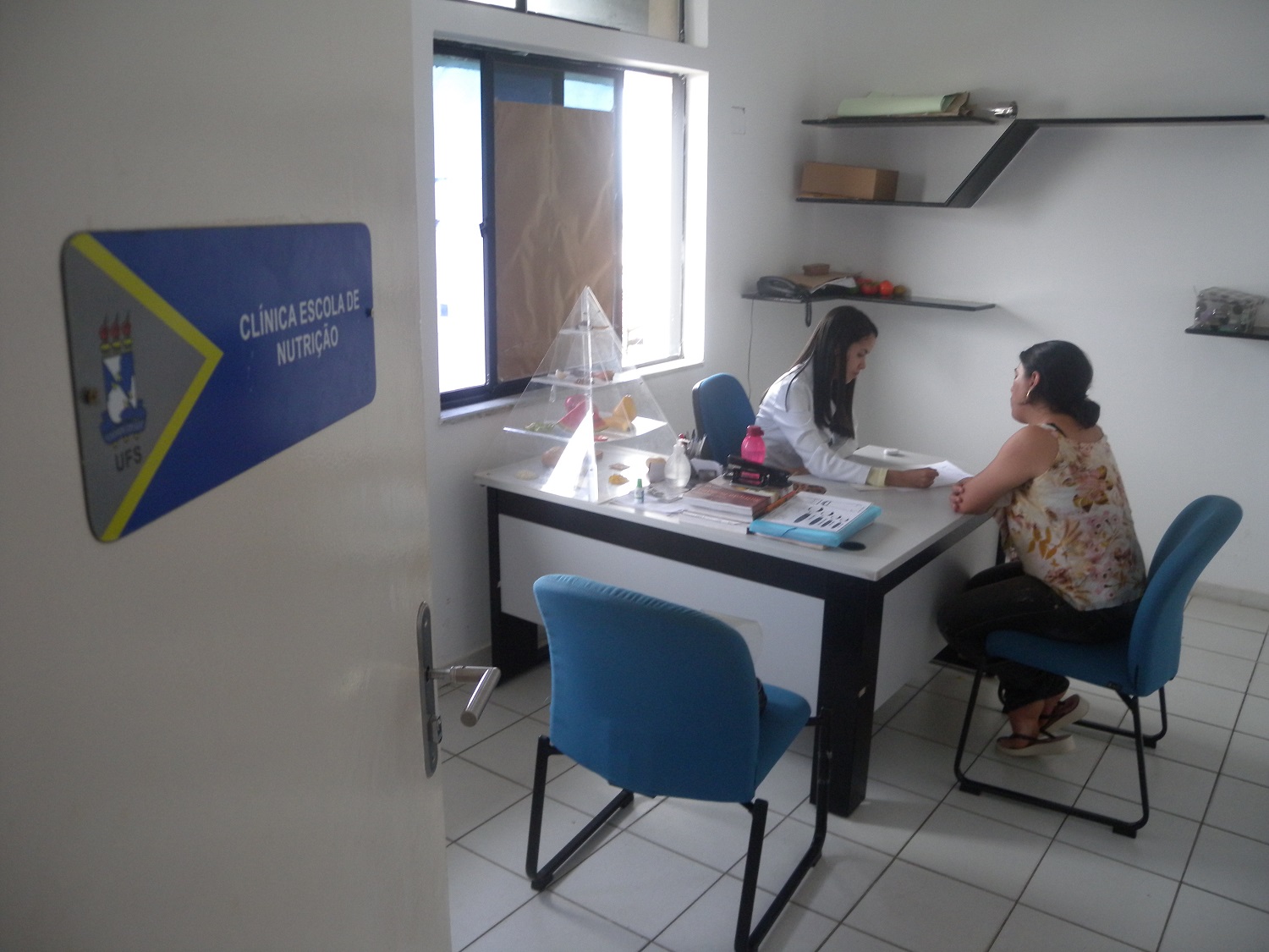 A auxiliar de serviços gerais Sandreane Batista Santos em consulta com a nutricionista Karen Prycila na Clínica Escola de Nutrição da UFS de Lagarto (Foto: Ascom UFS Lagarto)