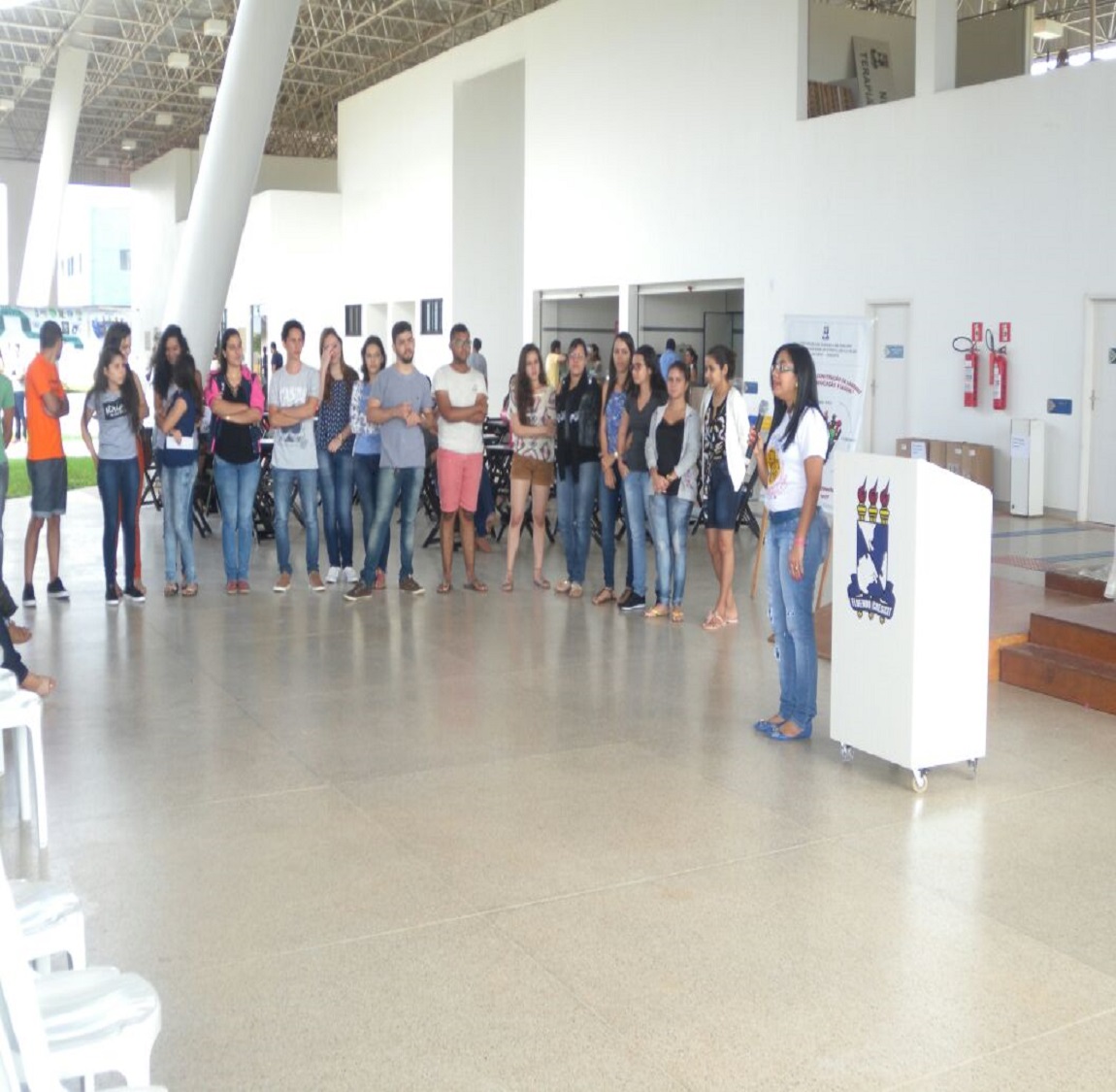 A pedagoga Lorena Lima apresenta os estudantes que participam do Projeto desde o início dos módulos (Foto: Ascom UFS Lagarto)