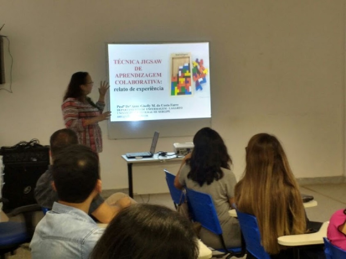 Professores apresentaram relatos de experiência sobre processos avaliativos no segundo dia de realização do Fórum (Foto: colaboração de professora Marina Rodrigues Barbosa)