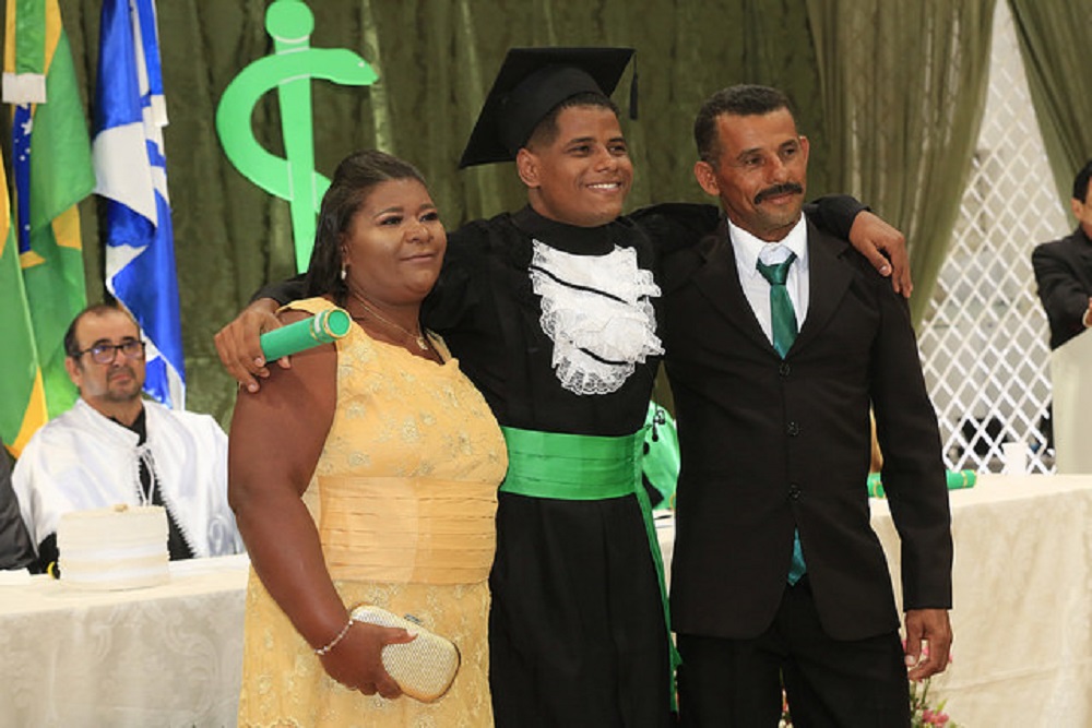 Aluno João Costa com os pais (Foto: Adilson Andrade/Ascom/UFS)
