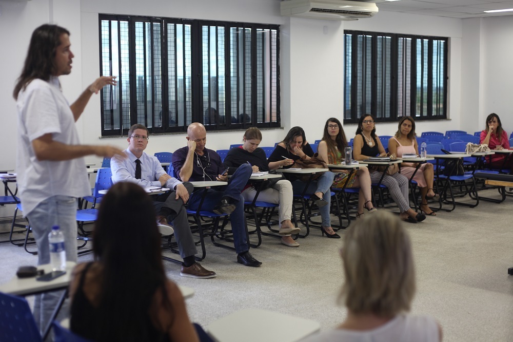 Diretor acadêmico-pedagógico do campus, Frederico Leão Pinheiro, em reunião com docentes 