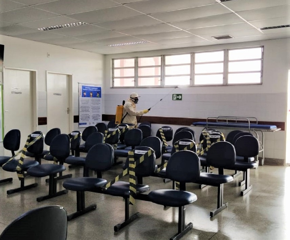 Área externa da unidade, recepção, isolamentos e áreas internas sem presença de pacientes foram desinfectadas