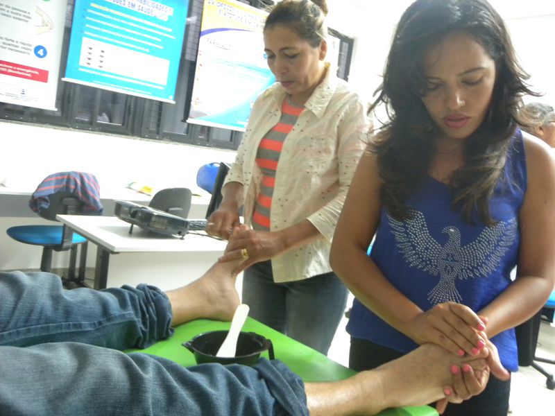 Cristina (à esquerda) aplica terapia de massagem
