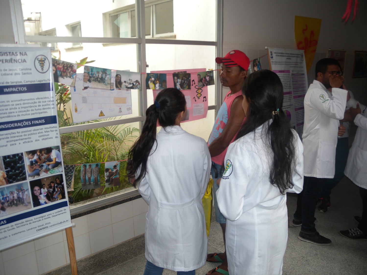 Estudantes explicam as fotos das atividades realizadas no Bairro Loiola