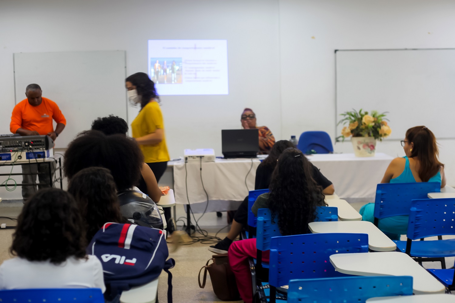 Palestra da professora Ritta Barcelos foi realizada durante a manhã. Imagens: Ana Laura Farias/Campus Lagarto 