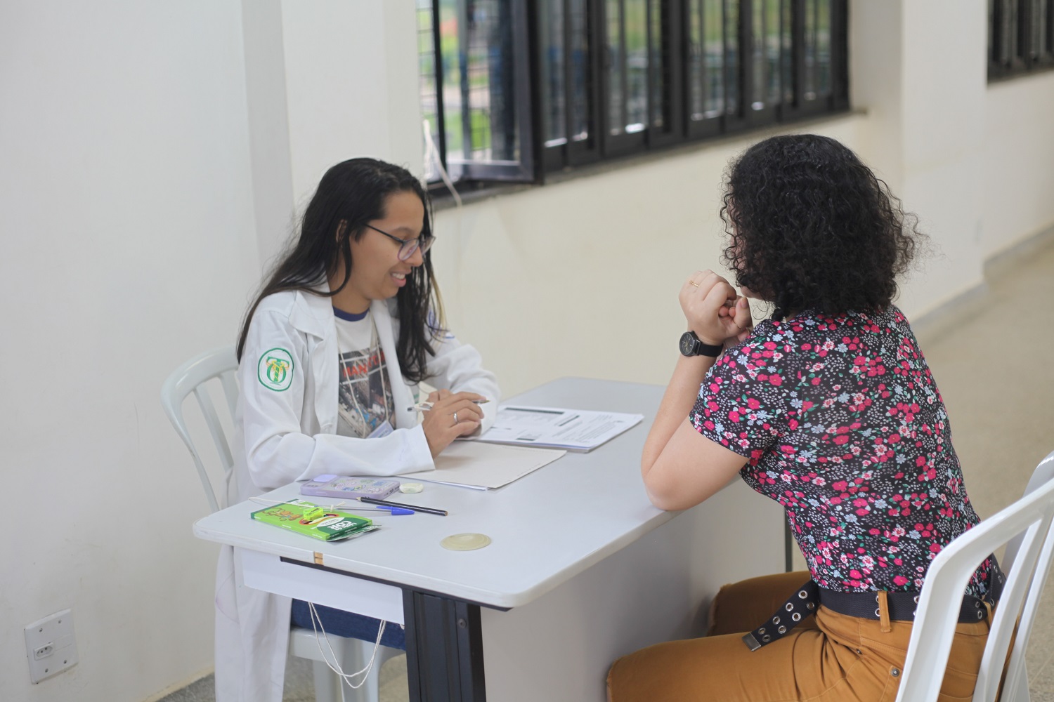A servidora Raisa Teixeira participou da avaliação de estresse oferecida no evento. (Foto: Ana Laura Farias/Campus de Lagarto)