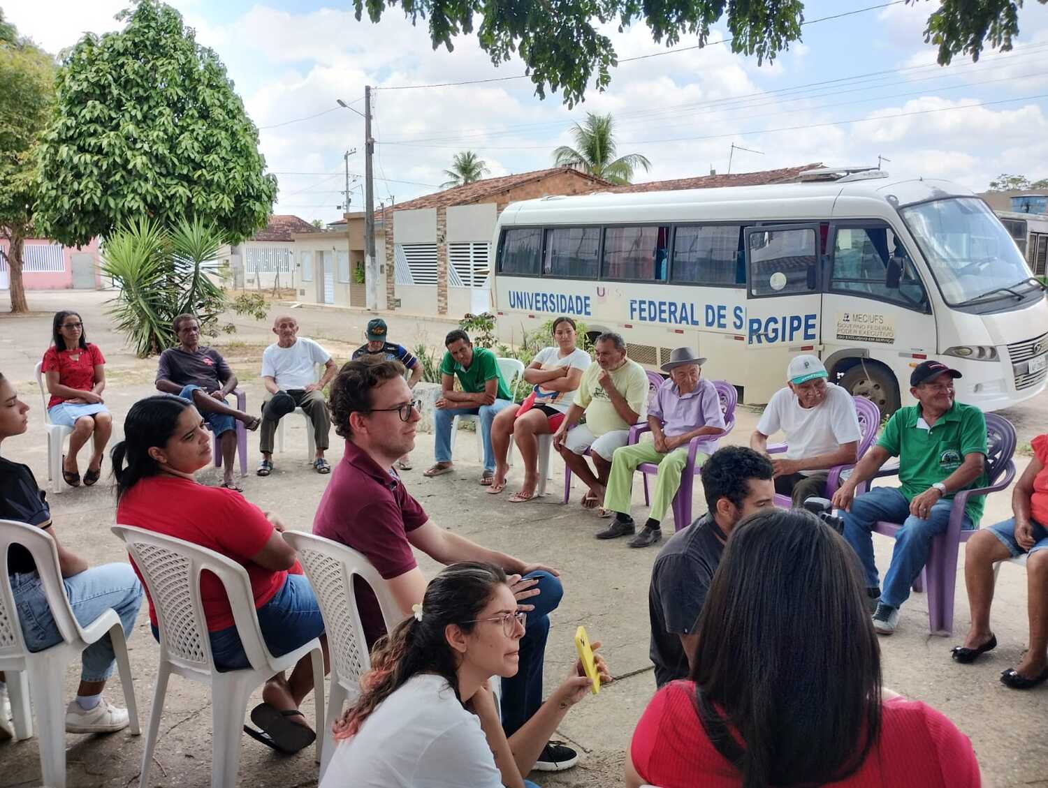 Exemplo de atividade realizada fora dos muros do campus. Visita da PEC ao Povoado Açuzinho. Foto: Acervo pessoal