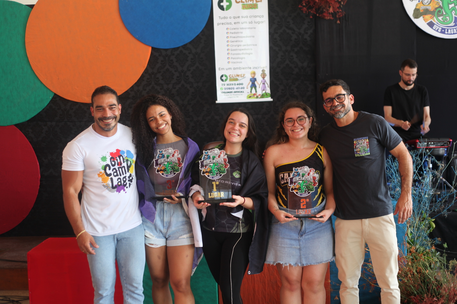 Diretor Makson Oliveira e vice-diretor Luis Felipe Souza com discentes do primeiro, segundo e terceiro lugares. Foto: Ana Laura Farias/Campus Lagarto 