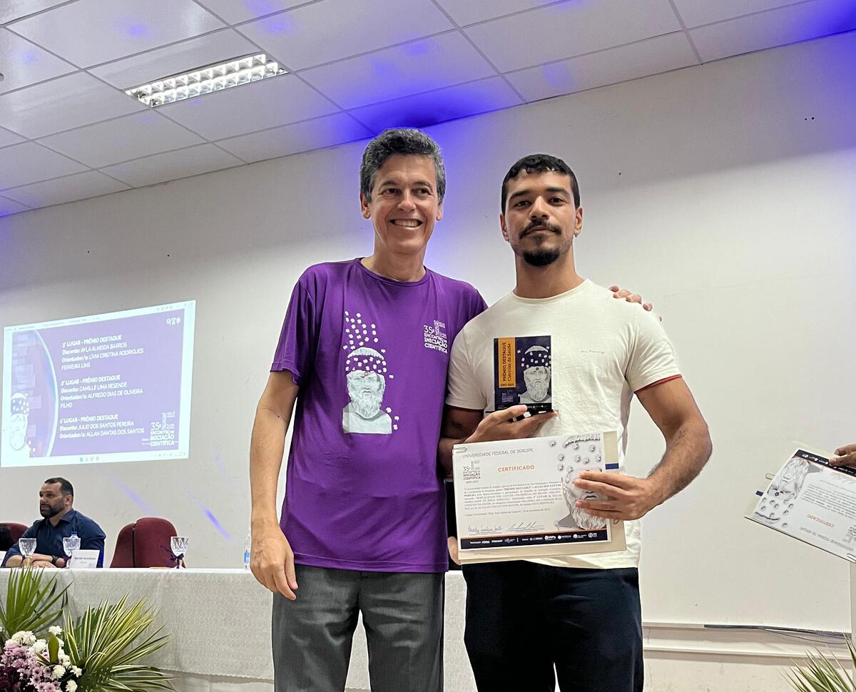 Reitor da UFS, professor André Mauricio, e Julio Pereira, durante premiação. Foto: acervo pessoal