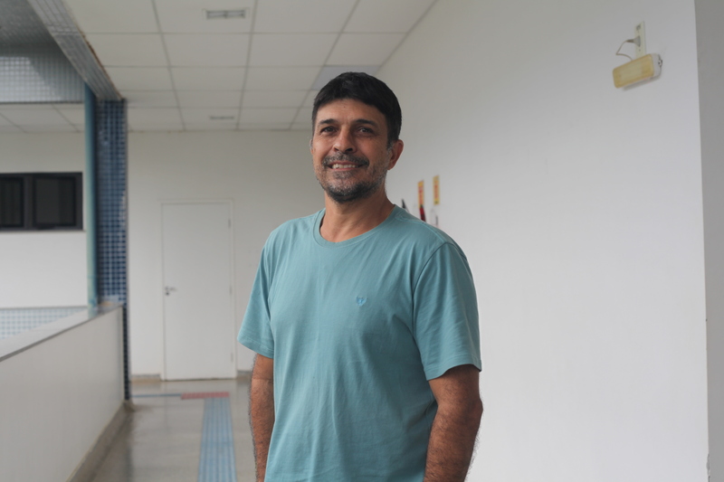 Cláudio Moreira é docente de Farmácia e fez questão de participar da capacitação (Foto: Ana Laura Farias/Ascom UFS)