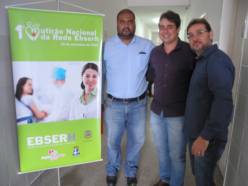 Professores Valter Joviniano e Manoel Luiz. No centro, Marlon Fontes Amancio.